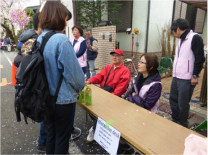 取材を行なう境ゼミの学生